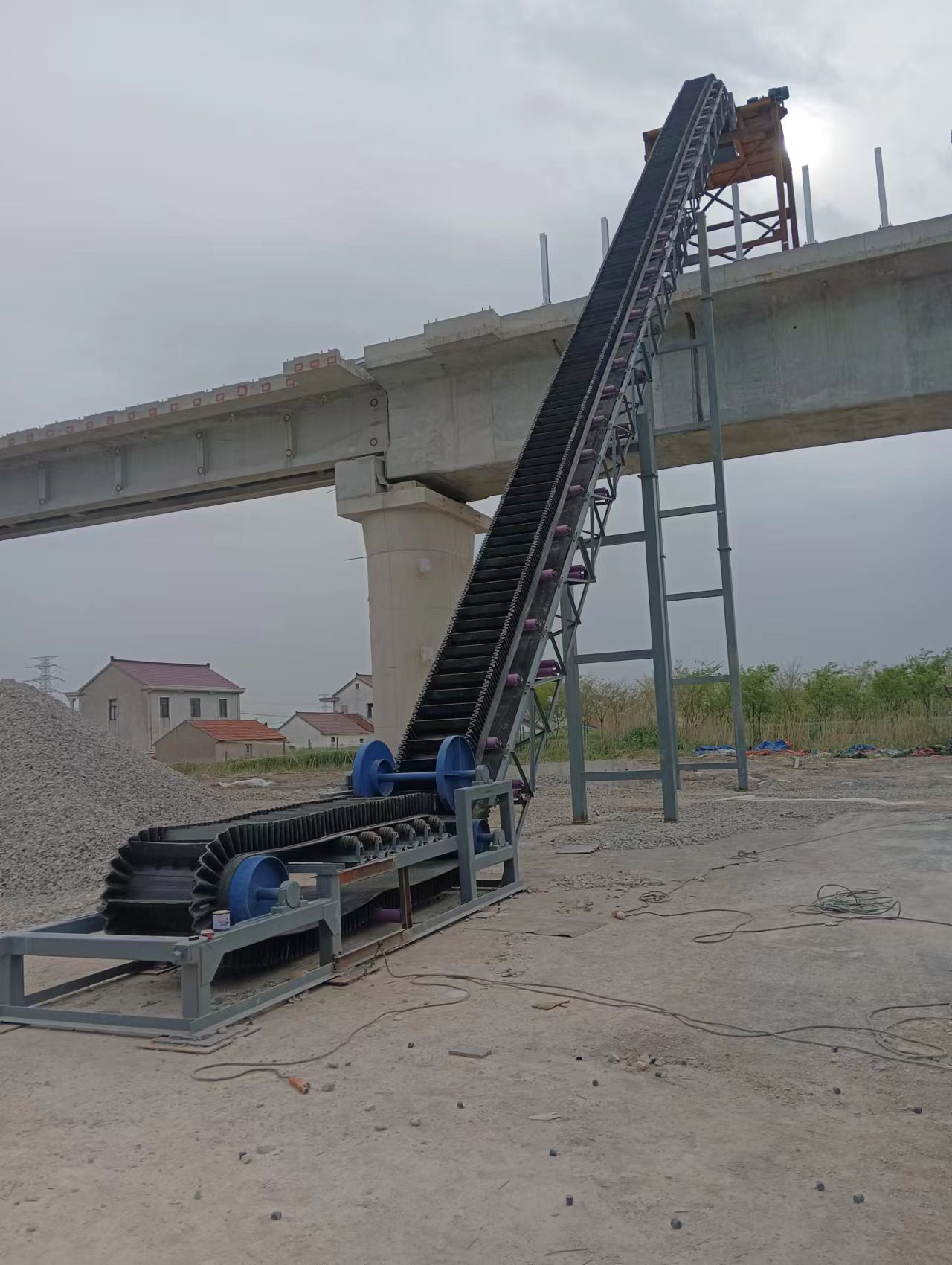 大傾角皮帶輸送機(jī)設(shè)計注意事項？